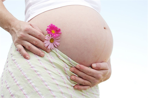 试管婴儿移植后第七天会有什么反应？小腹胀是否意味着着床？