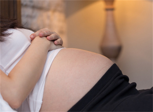 孕晚期假宫缩多起来怎么办？出现时间和应对方法